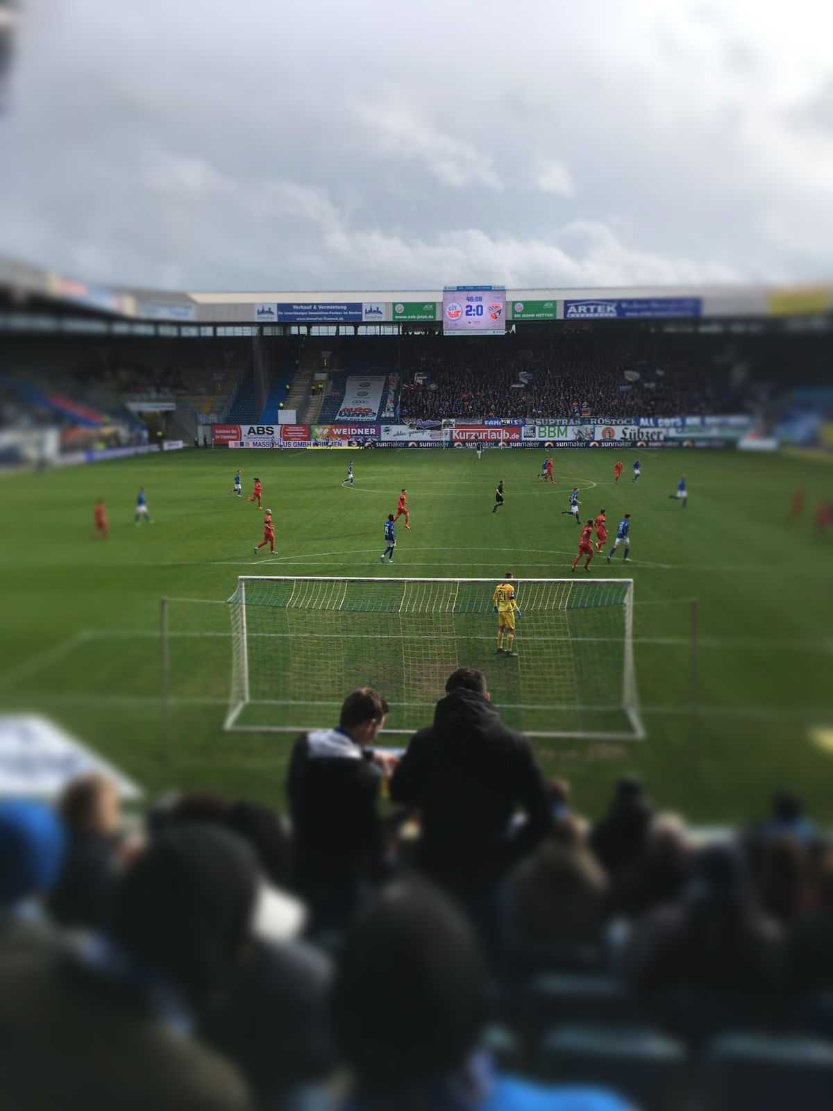 Blick auf Fußballplatz - hinter dem Tor